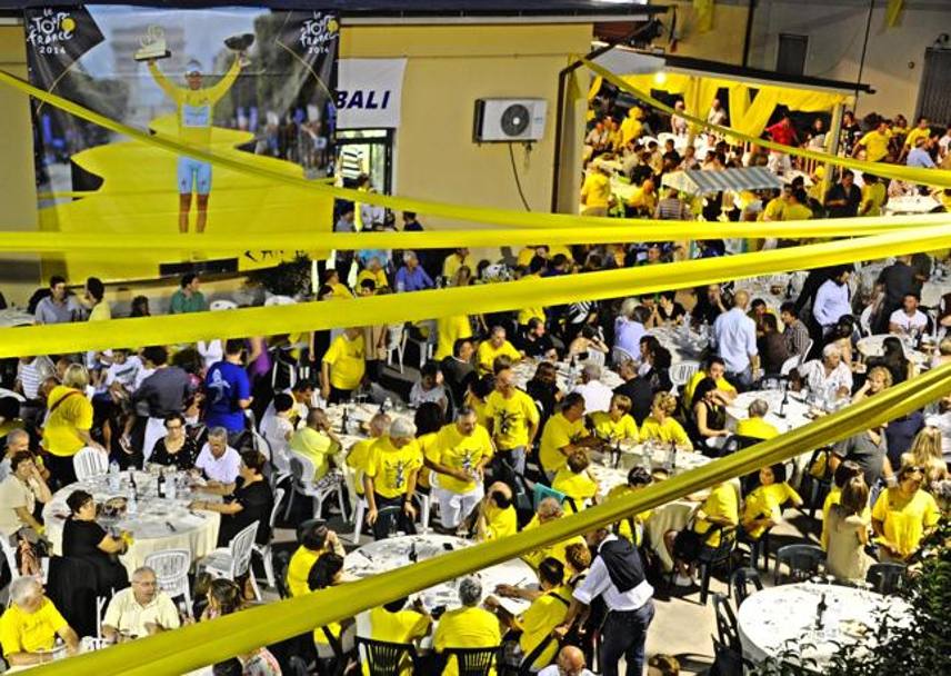Un’immagine delle quasi 1500 persone che hanno cenato con Nibali. ANSA